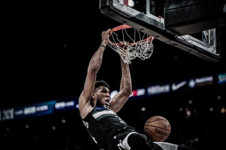 Milwaukee Bucks zaliczyli niesamowity powrót! Grizzlies rozgromili GSW
