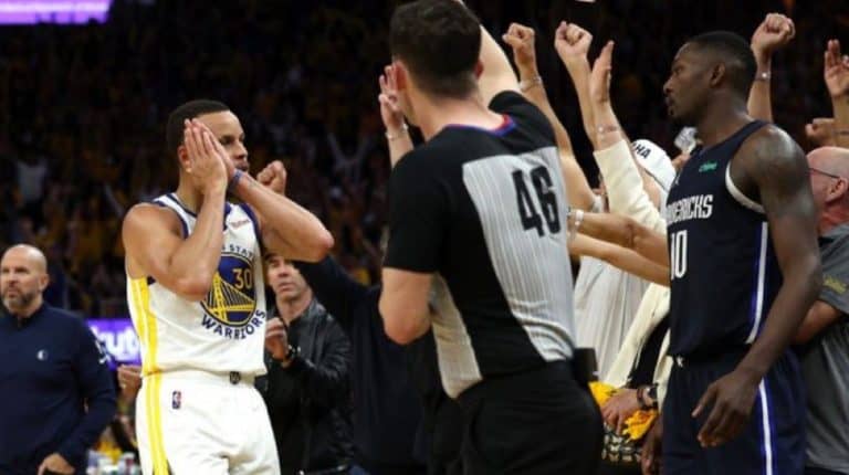 Stephen Curry ukołysał Mavericks! Triumf Warriors, znakomity Looney