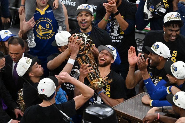 Golden State Warriors mistrzami NBA! Stephen Curry ze statuetką MVP finału