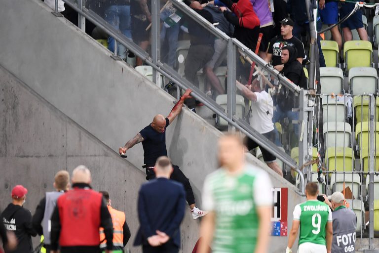 Bijatyka na trybunach w Gdańsku. Mecz został wznowiony po długiej przerwie