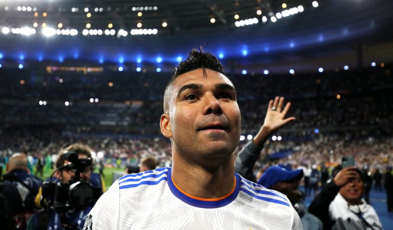 Casemiro prześwietla sędziów przed meczem. Ciekawe przygotowania nowego zawodnika Czerwonych Diabłów
