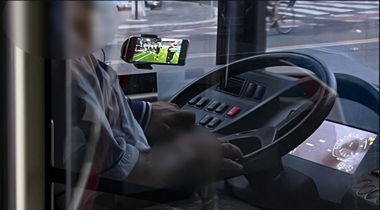 Szalony fan Lazio Rzym. Oglądał mecz prowadząc autobus miejski