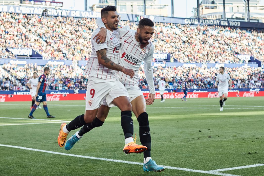 Jesus Corona Tecatito, Youssef En Nesyri. Sevilla FC