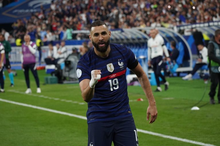 Benzema będzie wspierał kolegów przed telewizorem! W tle dyskusje o przyszłości Deschampsa
