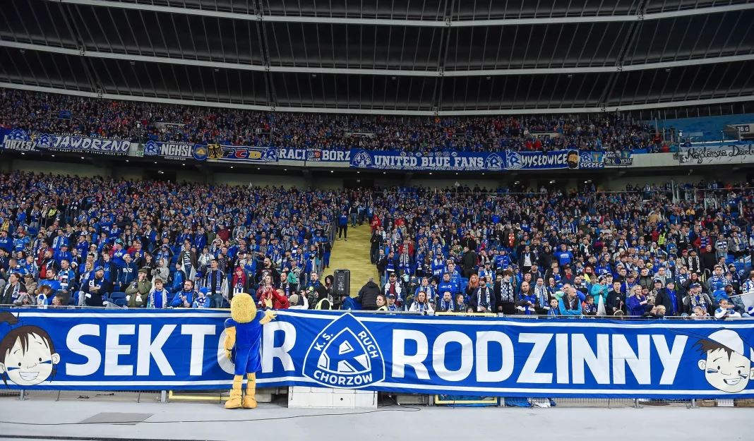 Kibice Ruchu Chorzów na Stadionie Śląskim