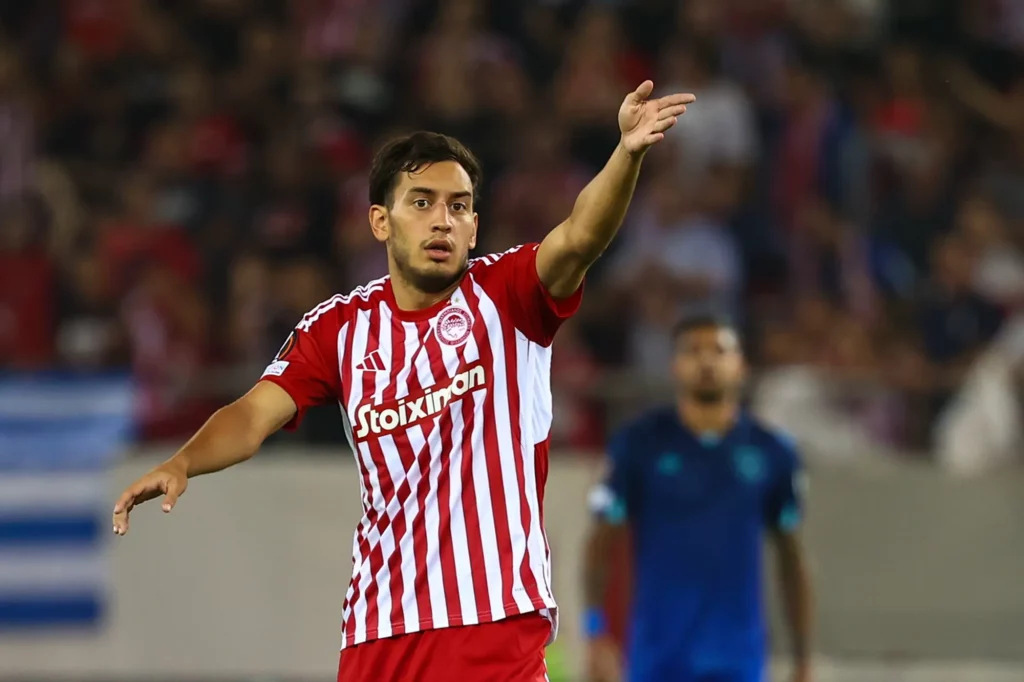 Santiago Hezze podczas meczu Ligi Europy Olympiakos Pireus - West Ham United