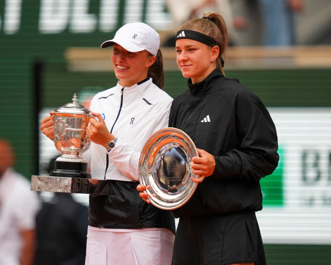 Iga Świątek i Karolina Muchova podczas finału French Open