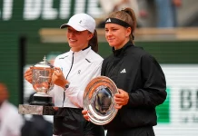 Iga Świątek i Karolina Muchova podczas finału French Open