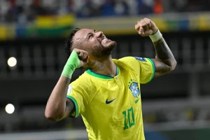 Neymar z bolesnym grymasem w meczu reprezentacji Brazylii