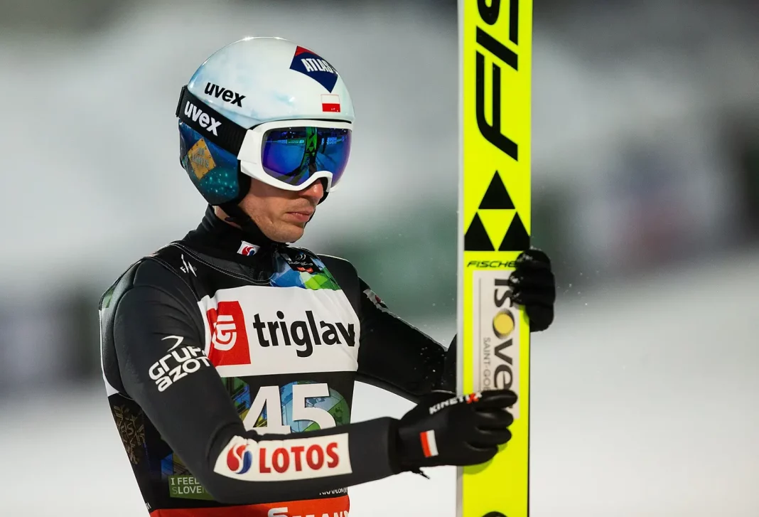 Kamil Stoch czekający na rezultat swojego skoku