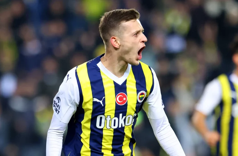 Sebastian Szymański po strzelonej bramce dla Fenerbahce