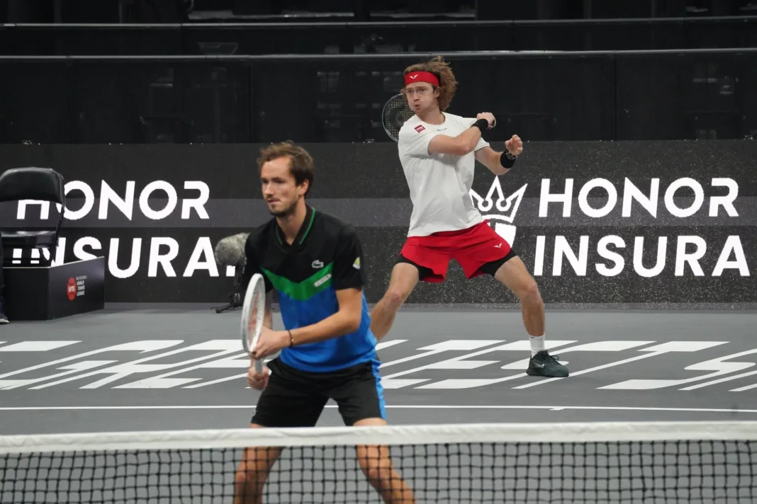 DaniilMedvedev i AndreyRublev podczas meczu World Tennis League 2023