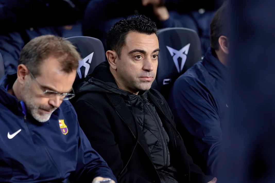 Xavi na ławce FC Barcelony z asystentem