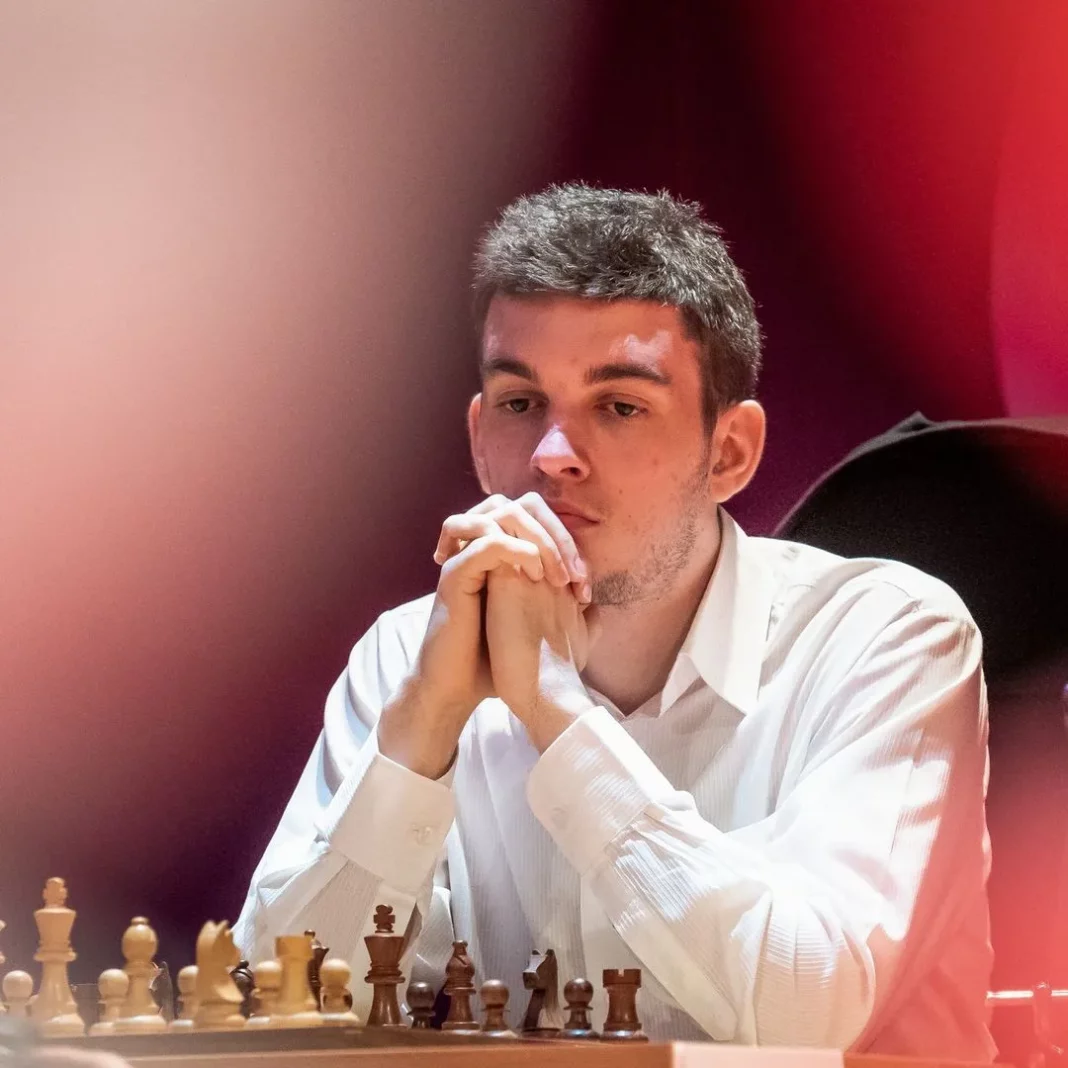 Jan Krzysztof Duda podczas gry w szachy