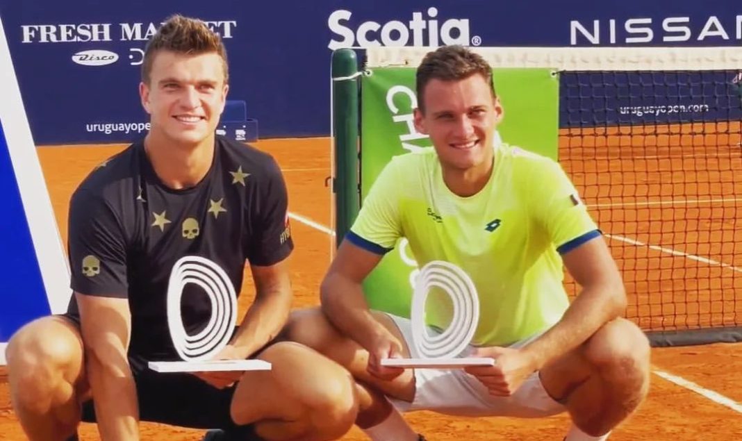 Polscy tenisiści Karol Drzewiecki i Piotr Matuszewski