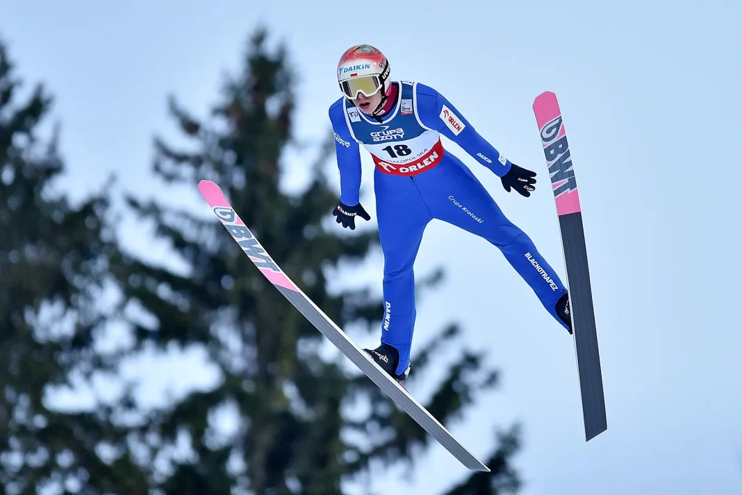 Paweł Wąsek podczas zawodów Pucharu Świata w skokach narciarskich