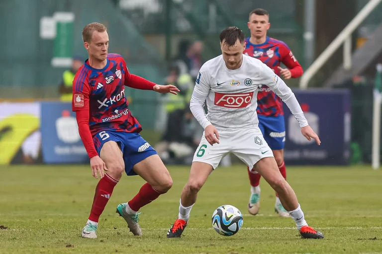 Gustav Berggren i Maciej Żurawski podczas meczu Warta Poznań - Raków Częstochowa