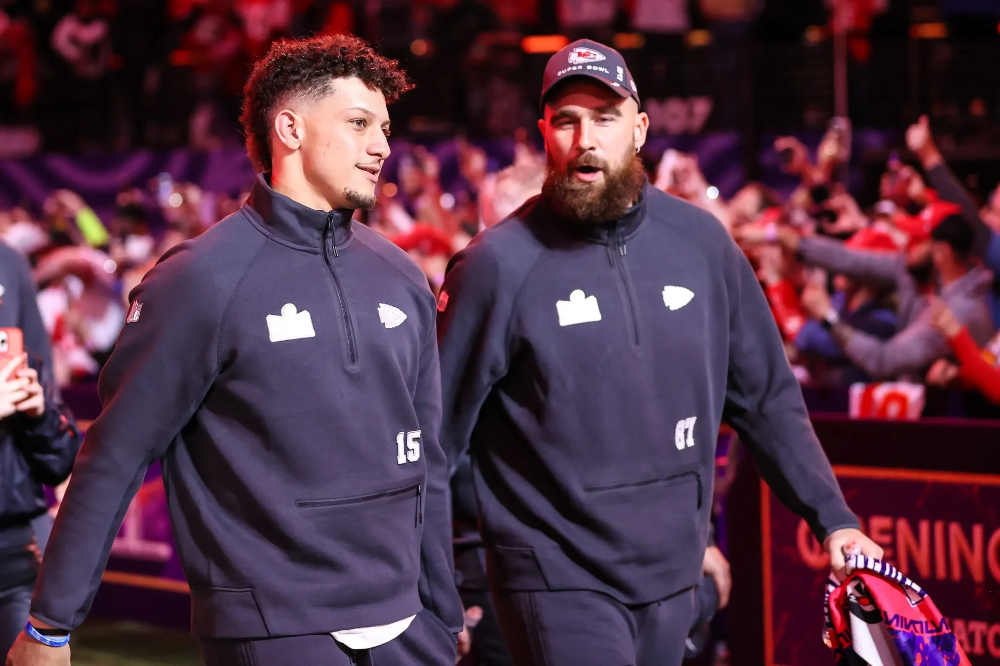 Patrick Mahomes i Travis Kelce z zespołu Kansas City Chiefs podczas Super Bowl Opening Night Experience